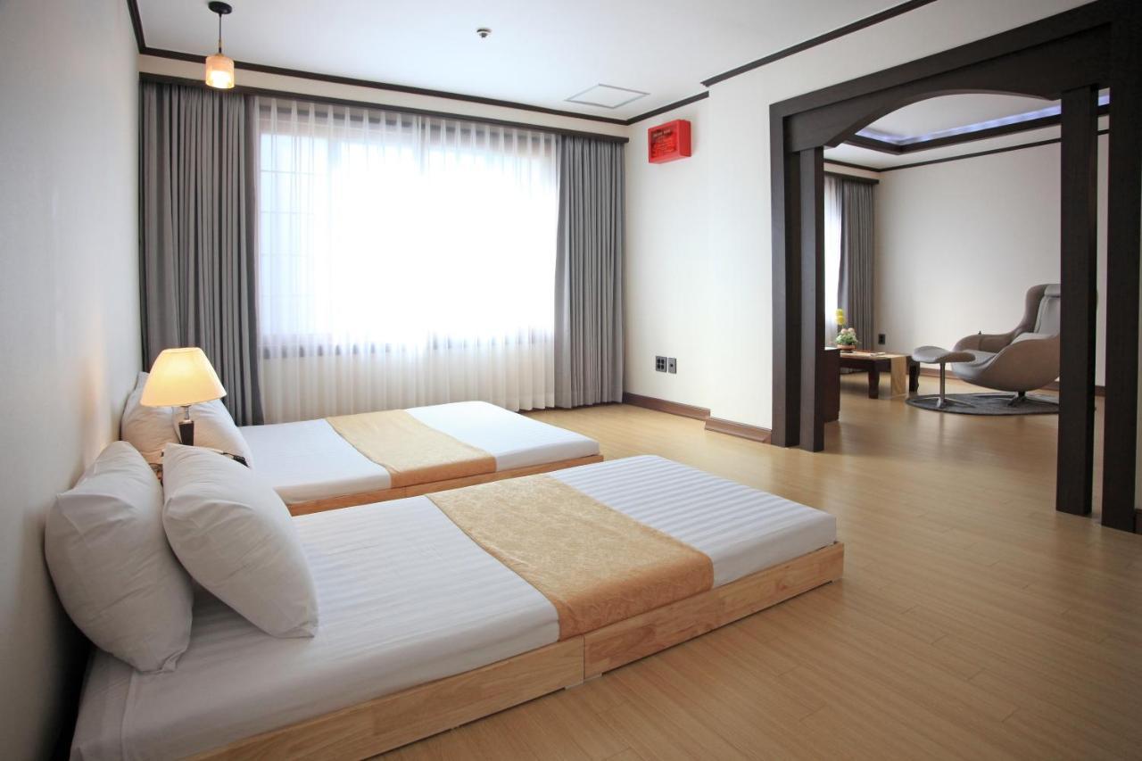 Hotel Ramada By Wyndham Suanbo Chungju Esterno foto