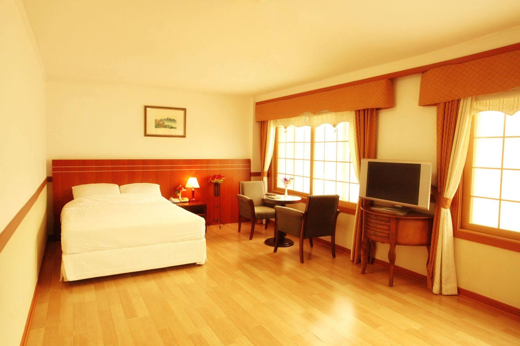 Hotel Ramada By Wyndham Suanbo Chungju Esterno foto